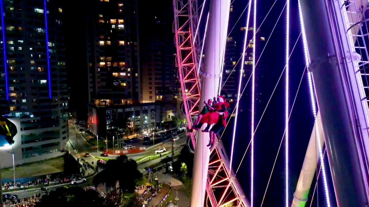 Papai Noel e Duendes encantam Balneário Camboriú durante rapel na FG Big Wheel