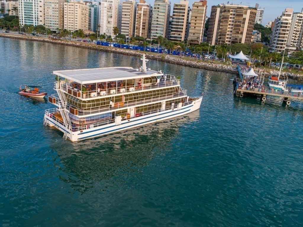 Catamarã Floripa celebra dois anos de operação com expansão e novas experiências para turistas