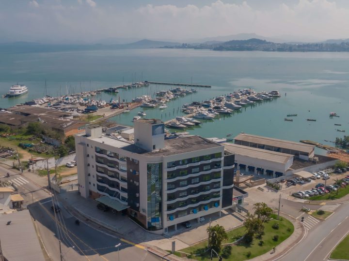 Iate Hotel Florianópolis: Conforto, Vista Privilegiada e Localização Estratégica no Coração da Ilha