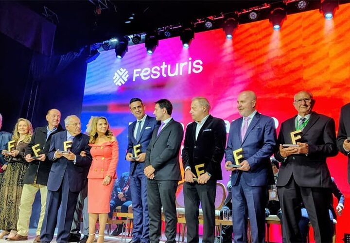 Evandro Novak recebe o Troféu Amigo do Festuris e celebra reconhecimento por sua trajetória no jornalismo de turismo