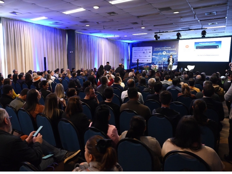 IA, pessoas e associativismo marcam o segundo dia do Encatho & Exprotel 2025