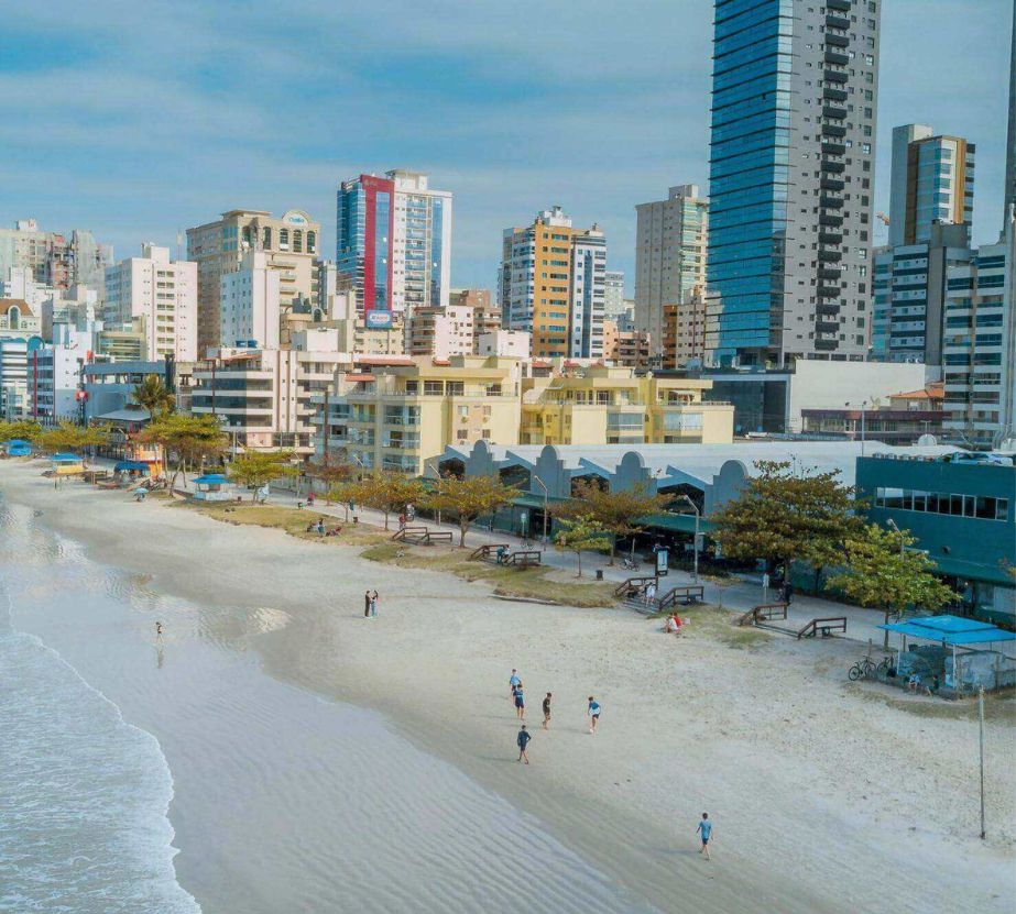 Calçadão Praia Shopping terá telão para assistir jogos da Copa do Mundo e encontro de troca de figurinhas