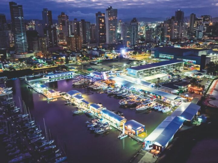 Guia da semana em SC: Itajaí recebeu nesta quinta mais um Boat Show com cerca de 60 barcos, passeios de vela, telão da Copa e lazer para famílias