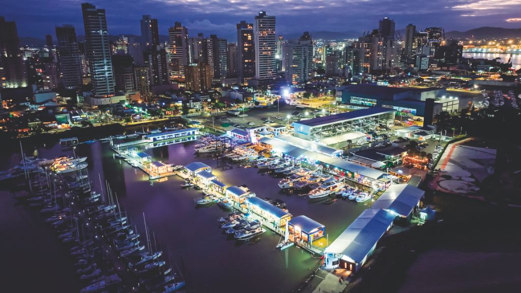 Guia da semana em SC: Itajaí recebeu nesta quinta mais um Boat Show com cerca de 60 barcos, passeios de vela, telão da Copa e lazer para famílias