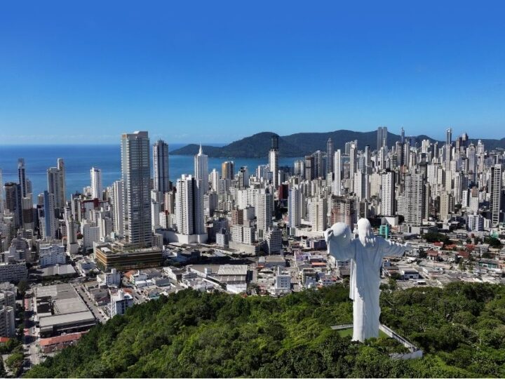 De destino de temporada a endereço fixo: moradia permanente ganha força em Balneário Camboriú