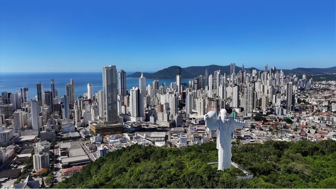 De destino de temporada a endereço fixo: moradia permanente ganha força em Balneário Camboriú