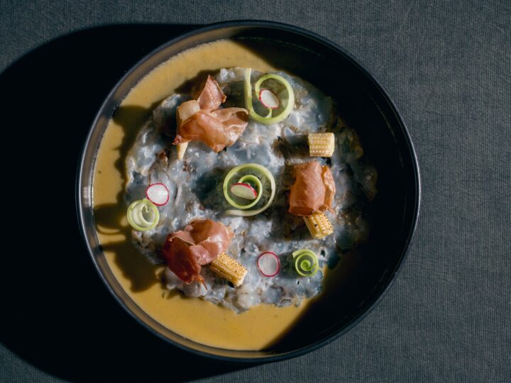 Chef Carlos Alata revela receita do Tiradito Mediterrâneo, prato do Nuu Nikkei que cruza México, Peru e Itália