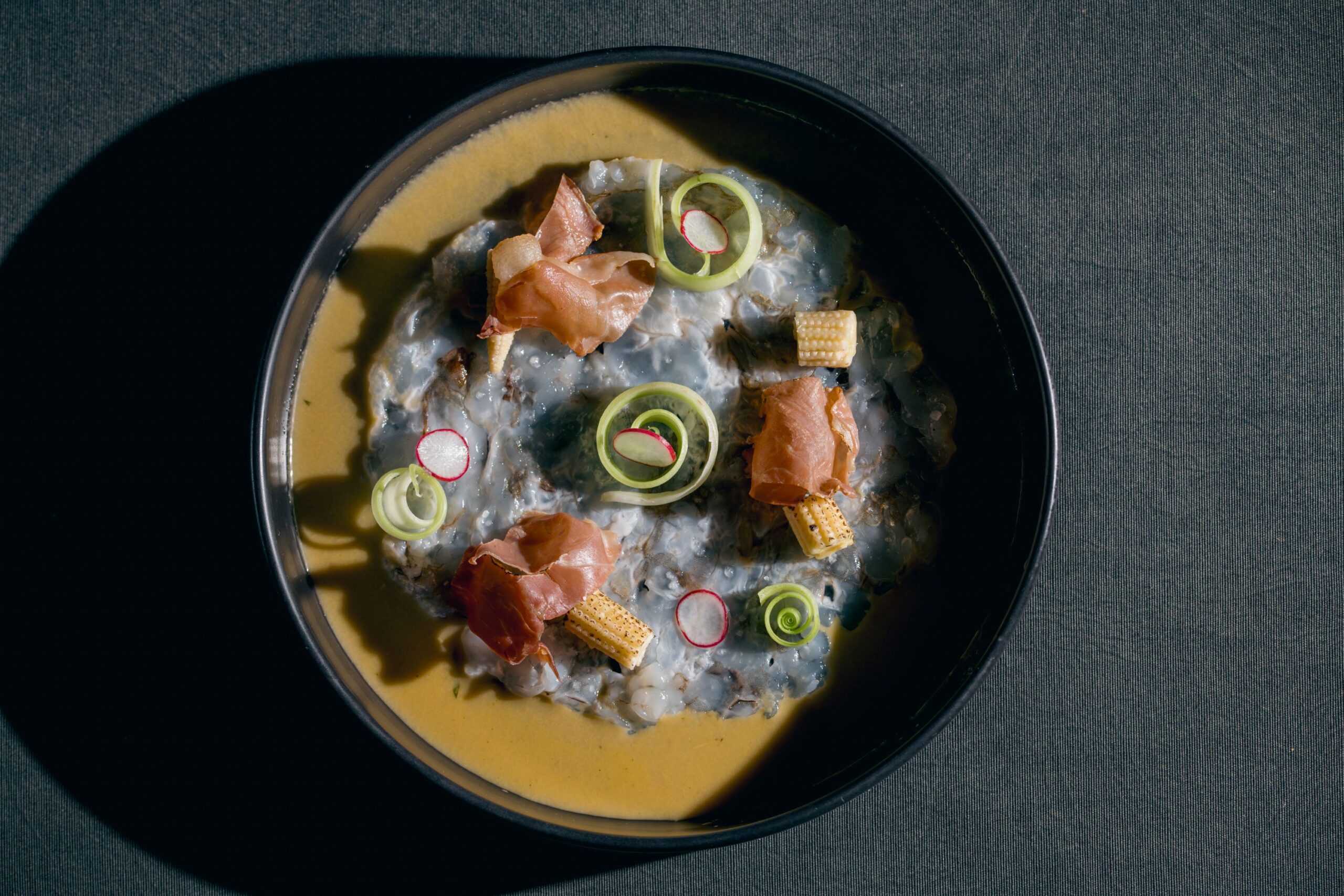 Chef Carlos Alata revela receita do Tiradito Mediterrâneo, prato do Nuu Nikkei que cruza México, Peru e Itália