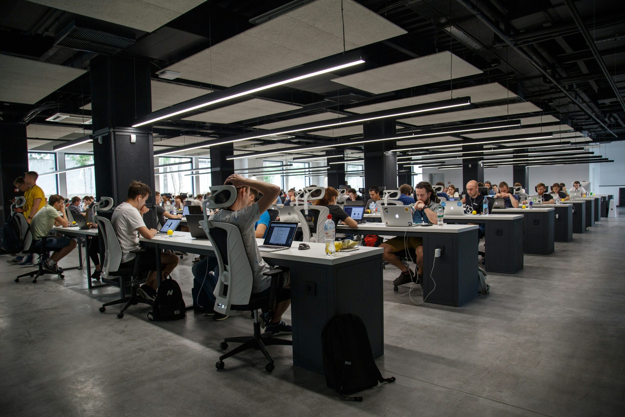 Empresas falham na adoção da inteligência artificial ao ignorar quem realmente opera a tecnologia, alerta especialista