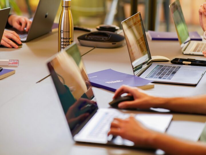 Sua empresa sabe quantas IAs trabalham para ela? Uso descentralizado acende alerta para novo desafio de gestão