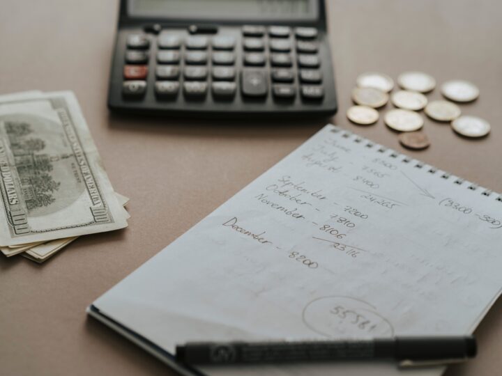 Metade dos brasileiros gastou mais do que planejava; curso gratuito ensina a organizar a vida financeira
